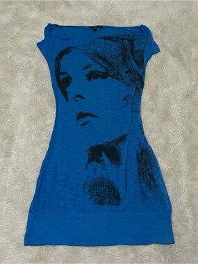 le chateau Blue Graphic Portrait Cap-Sleeve Tunic Dress